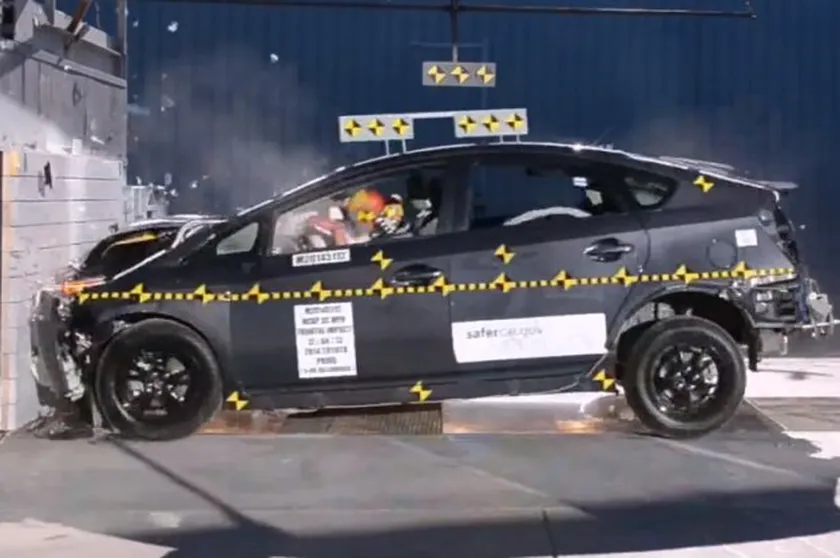 2014 Toyota Prius crash test