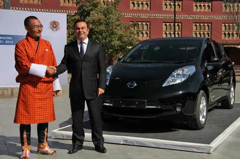 tshering-tobgay-prime-minister-of-bhutan-with-nissan-ceo-carlos-ghosn-and-nissan-leaf-electric-car_100457645_l