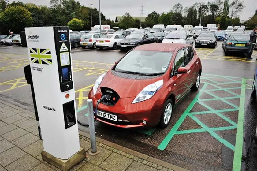 Nissan-LEAF-at-an-Ecotricity-fast-charger_6
