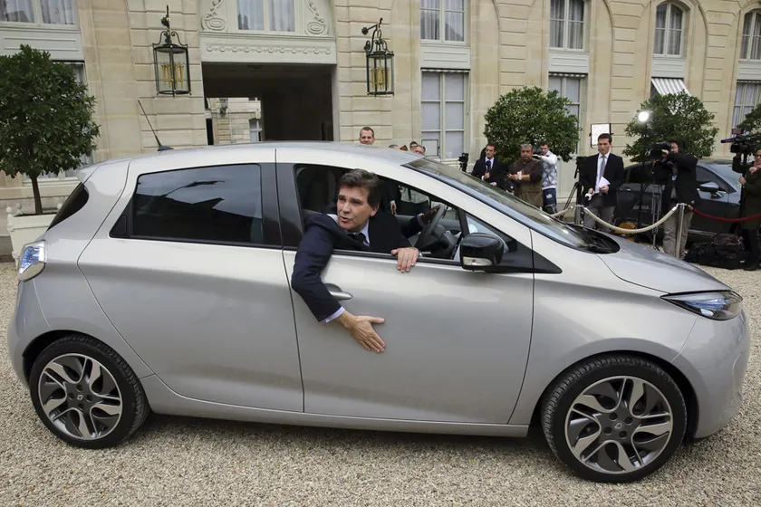 El Ministro Montebourg en un Renault ZOE