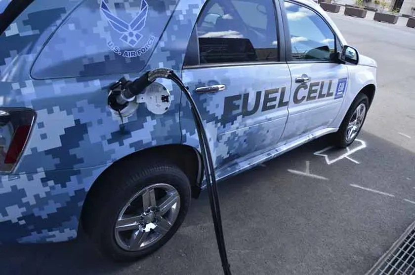 Flickr_-_Official_U.S._Navy_Imagery_-_A_fuel_cell_car_refuels.