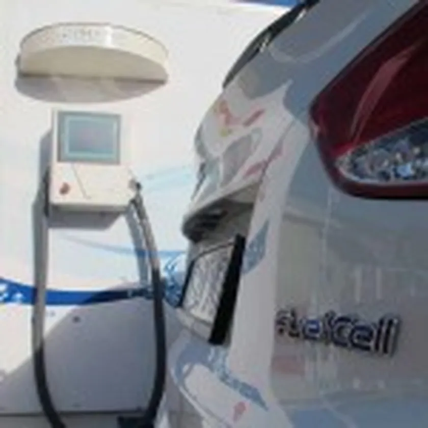 Hyundai_ix35_Fuel_cell_car_awaits_to_be_refuelled_by_HFuel
