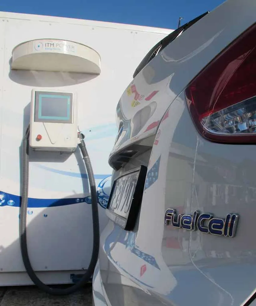 Hyundai_ix35_Fuel_cell_car_awaits_to_be_refuelled_by_HFuel