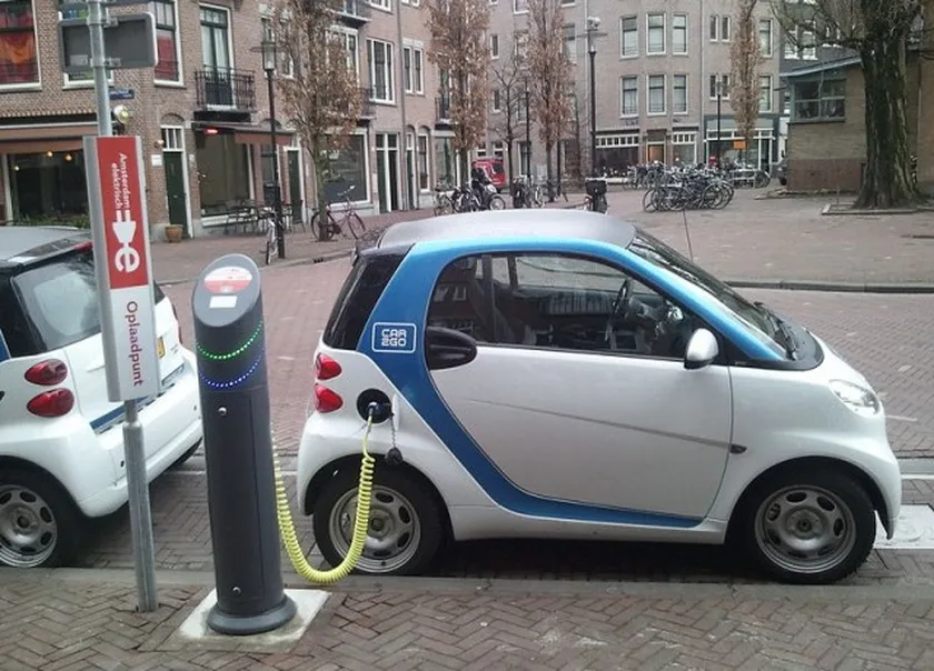 Electric_car_charging_Amsterdam-800x575