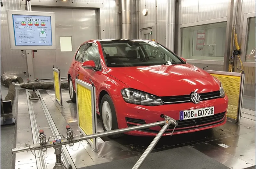 Un VW Golf "pasando" una prueba bajo el ciclo NEDC