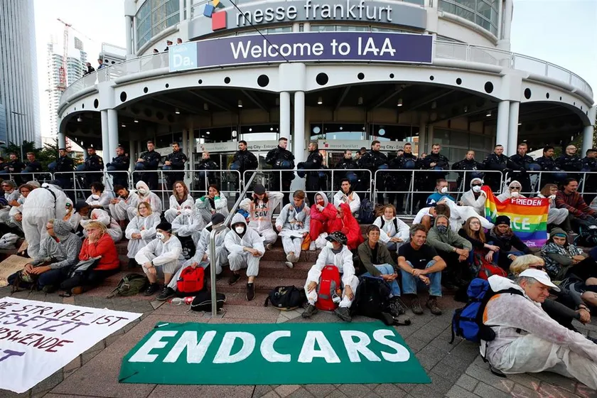 activistas por el clima salon del automóvil de Frankfurt bloqueo