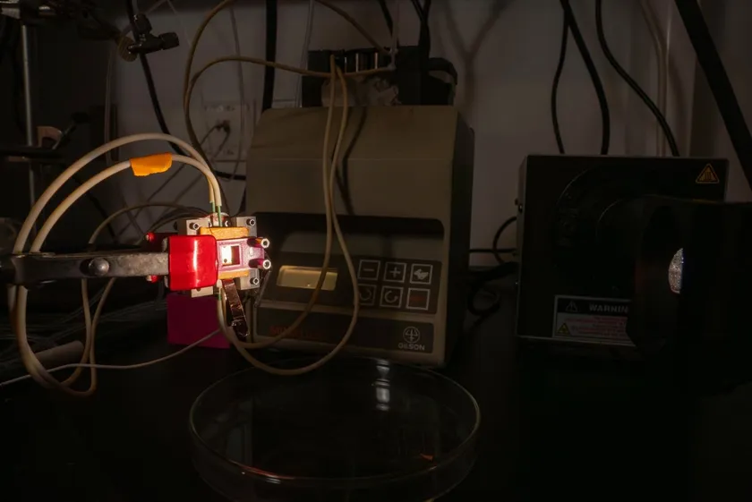 Fotorreactor desarrollado por el grupo de investigación Mohite de la Universidad de Rice y sus colaboradores