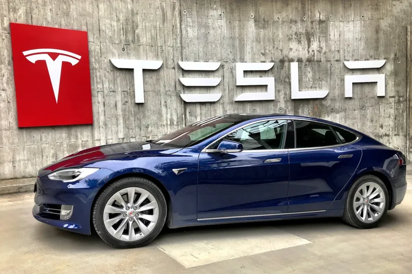 Tesla, la marca que más GWh ha aportado en coches nuevos a la capacidad mundial total.