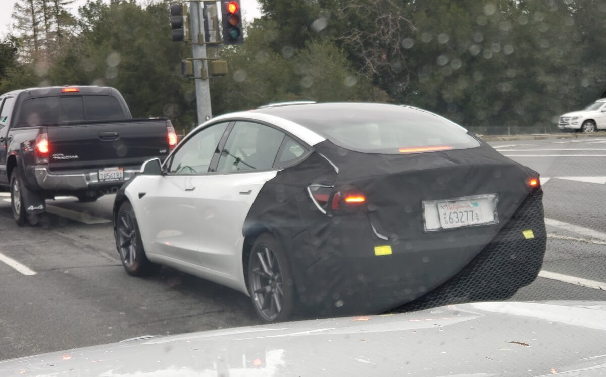 Model 3 Restyling Comienza a rodar el restyling del Tesla Model 3 cubierto de camuflaje