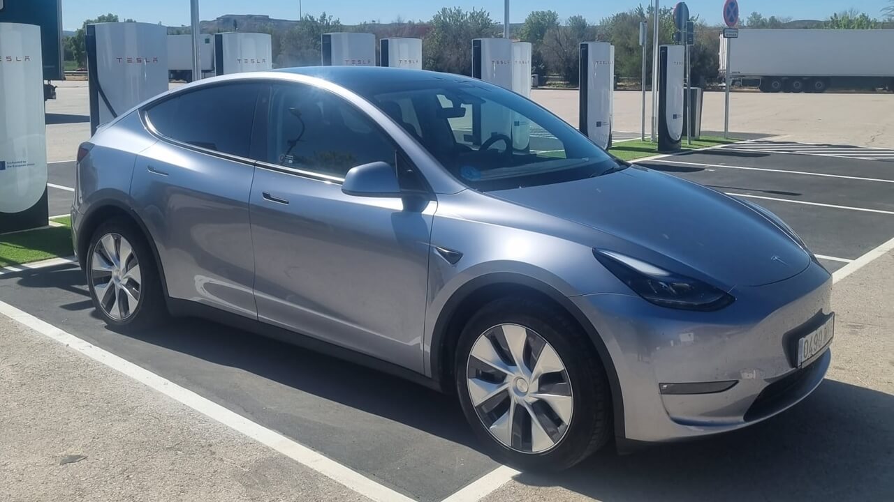 Cientos de miles de kilómetros en un Tesla: los datos reales de degradación que silencian a los críticos