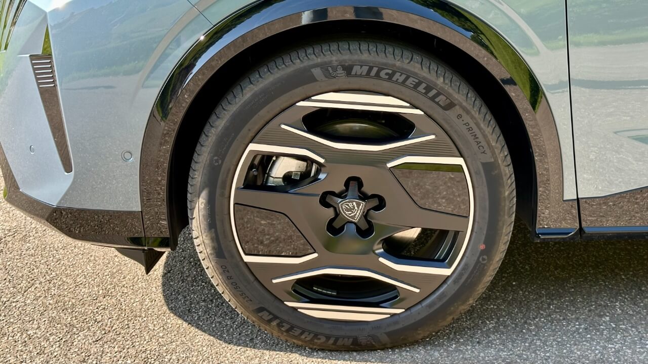 Montar neumáticos convencionales en un coche eléctrico puede salir caro: los tres mitos que siguen confundiendo a muchos conductores